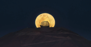 Niesamowite zdjęcie Księżyca na tle największego teleskopu na świecie