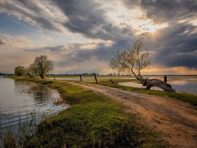 wiecz&oacute;r nad rozlewiskiem