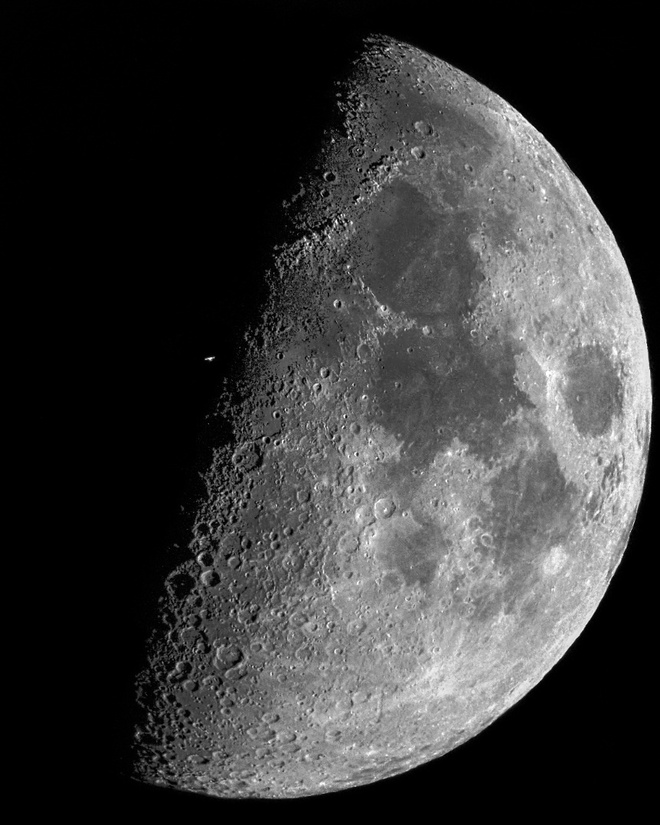 Przelot Międzynarodowej Stacji Kosmicznej (ten biały paproszek ;)) przez tarczę Księżyca (16-05-2024)