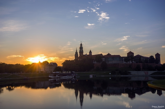 Wsch&oacute;d słońca nad Wawelem