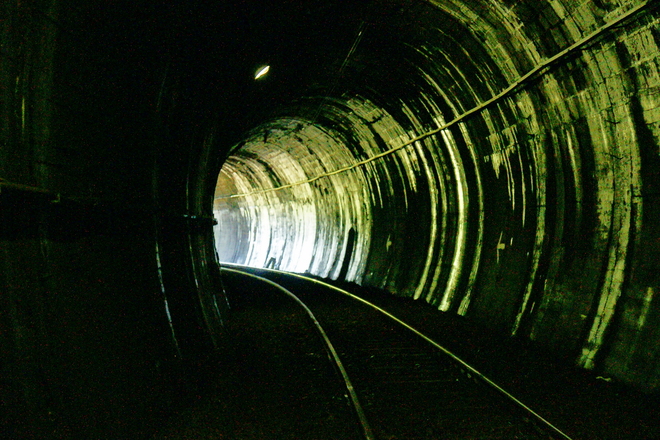 W tunelu.