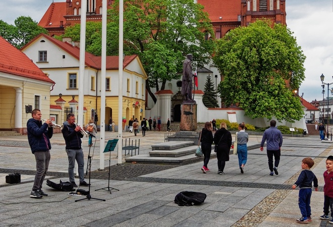 trąbki i słuchacze z marszałkiem w tle