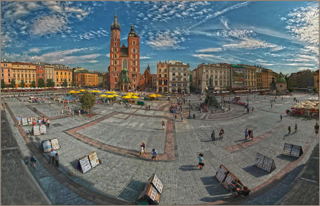 Krakow - Widok na K.Mariacki z Sukiennic