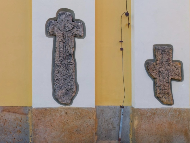 dwa średniowieczne krzyże pokutne