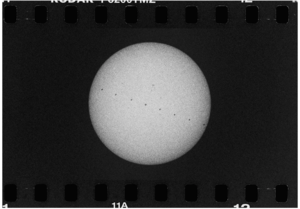 ISS na tle tarczy słonecznej na filmie 35 mm